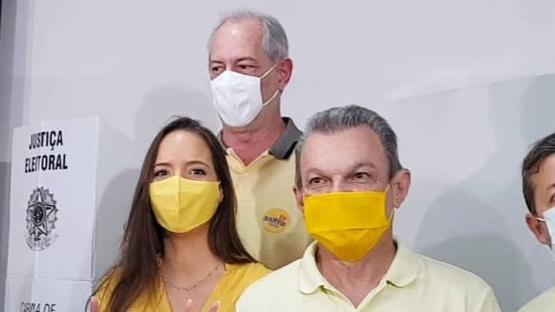 Acompanhado de Sarto, Ciro vota e fala de luta contra o "bolsonarismo boçal"