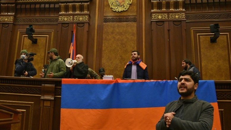 'Nikol, traidor!', grita multidão na Armênia, após acordo por Karabakh