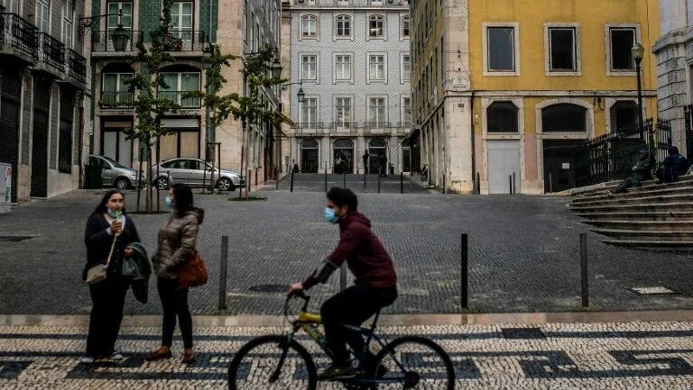 Portugal entrou nesta segunda em estado de emergência sanitária e toque de recolher parcial