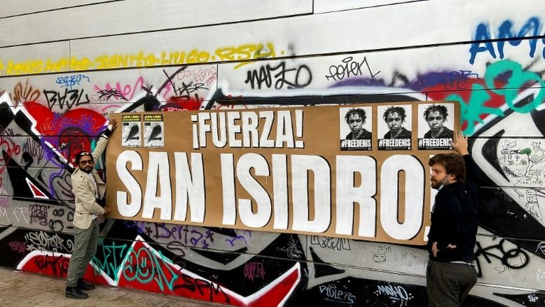 Artistas cubanos entrincheirados que desafiam o governo foram desalojados pela polícia