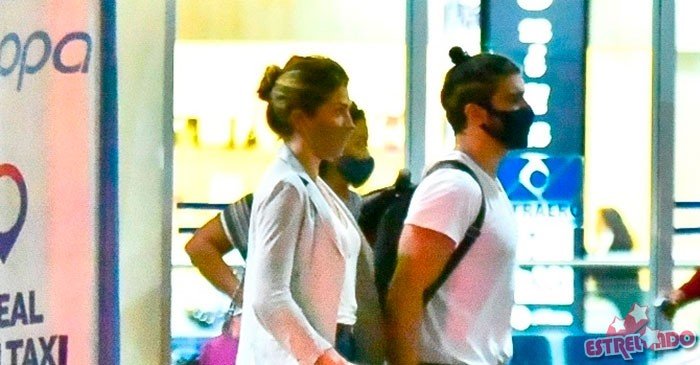 Caio Castro e Grazi Massafera são vistos juntos em aeroporto
