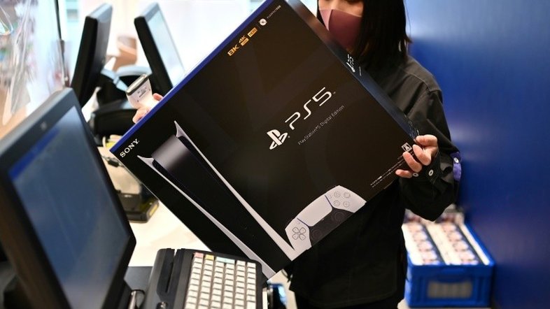 PlayStation 5 chega às lojas online para concorrer com novo Xbox