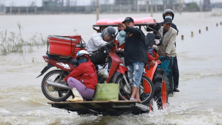 Tufão Vamco castiga Vietnã após deixar quase 70 mortos nas Filipinas