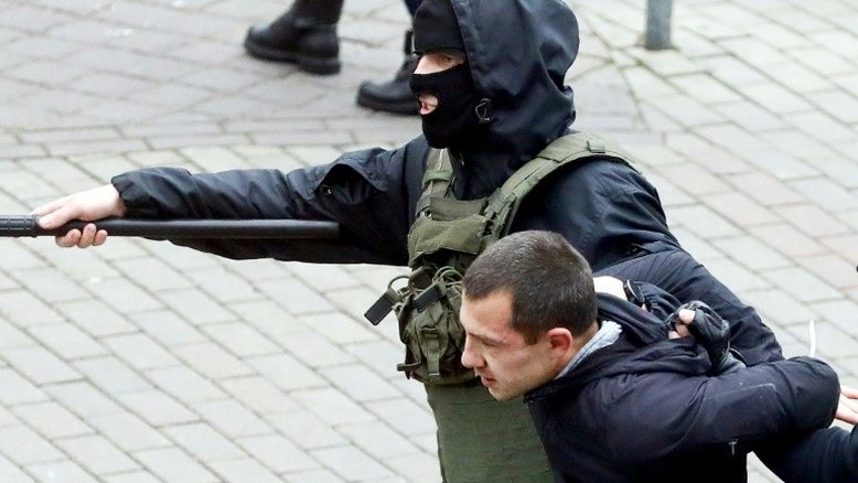 Mais de 400 prisões durante novos protestos em Belarus