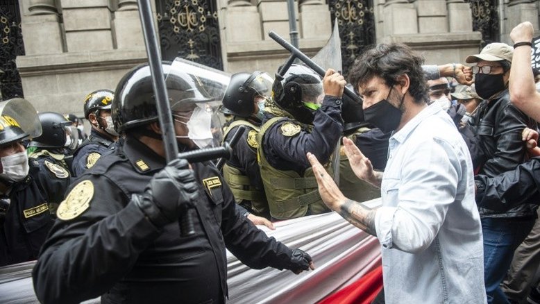 Cerca de 30 presos e vários feridos em protestos contra Merino no Peru