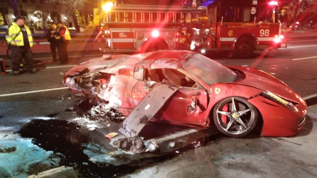 Jovens capotam e destroem Ferrari duas horas após alugá-la nos Estados ...