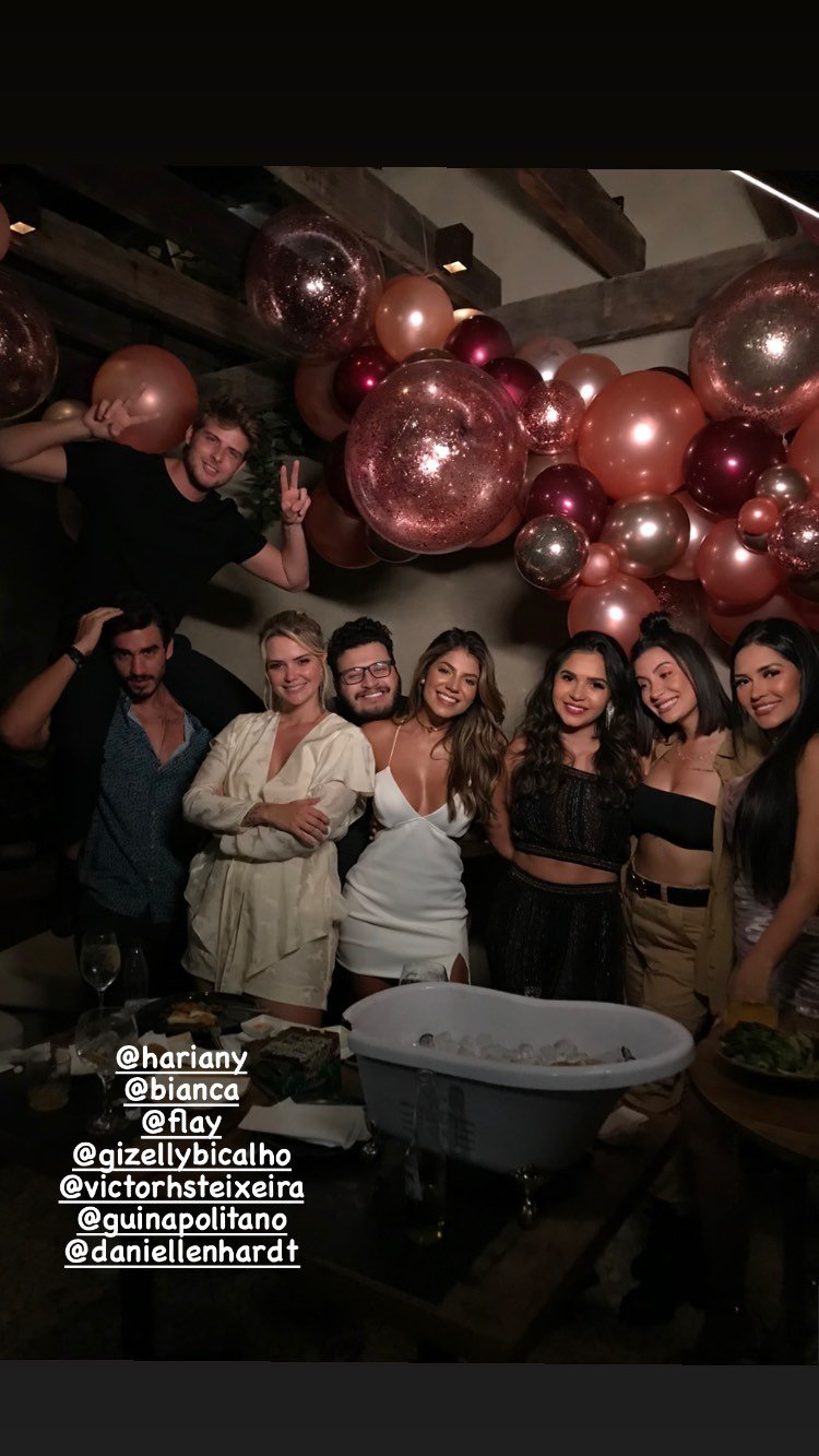Marcela McGowan celebra aniversário com festa e recebe ex-BBBs