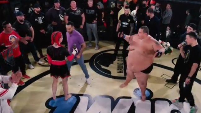 MMA: Lutadora nocauteia blogueiro de 240 quilos