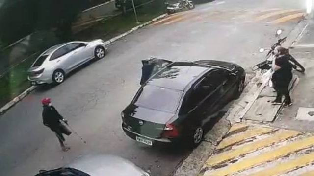 SP: Homem de muletas participa de roubo de carro