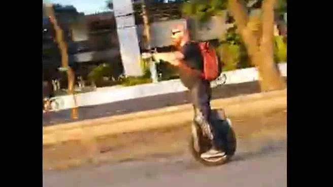 Vídeo: Homem anda de monociclo em alta velocidade e sofre acidente na Marginal Pinheiros