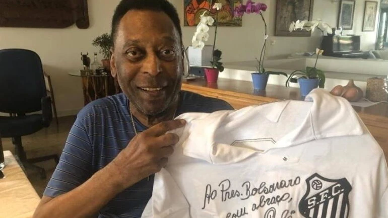 Pelé autografa camisa do Santos para Bolsonaro