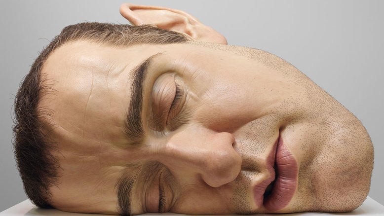 Ron Mueck: de uma infância com marionetes a esculturas hiper-realistas