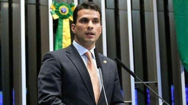 Modelo registra boletim de ocorrência por estupro contra senador Irajá Silvestre