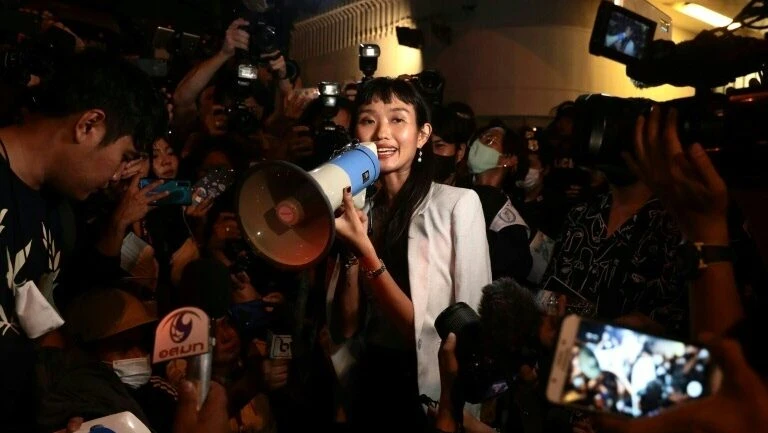 Mulheres estão na linha de frente nos protestos na Tailândia