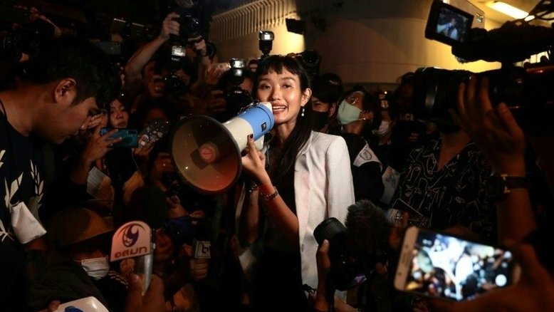 Mulheres estão na linha de frente nos protestos na Tailândia