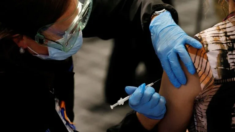 EUA e Canadá vacinam cidadãos; Europa entra em alerta antes do Natal