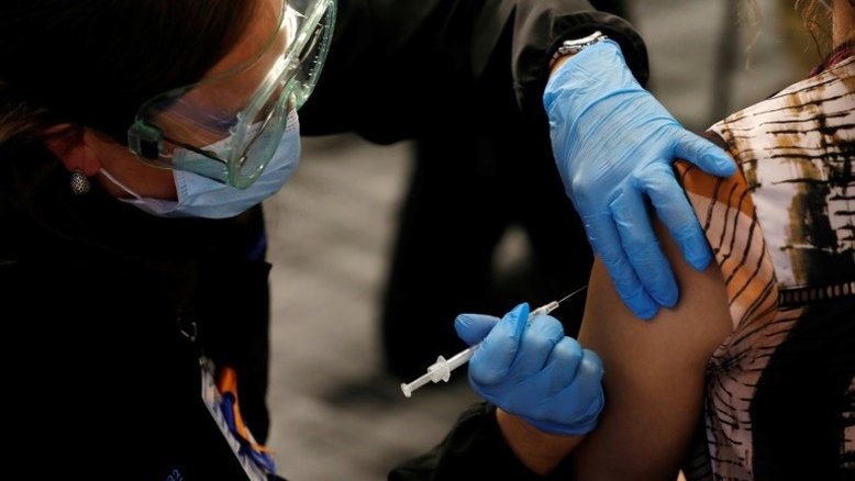 EUA e Canadá vacinam cidadãos; Europa entra em alerta antes do Natal