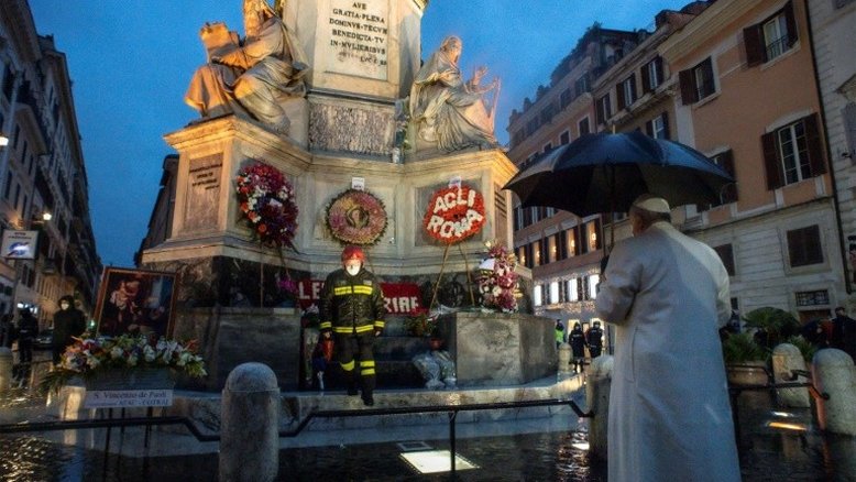 Papa madruga para rezar sozinho diante da Virgem Maria, em uma praça de Roma