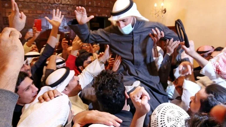 Oposição ganha força no Parlamento do Kuwait, mas nenhuma mulher é eleita