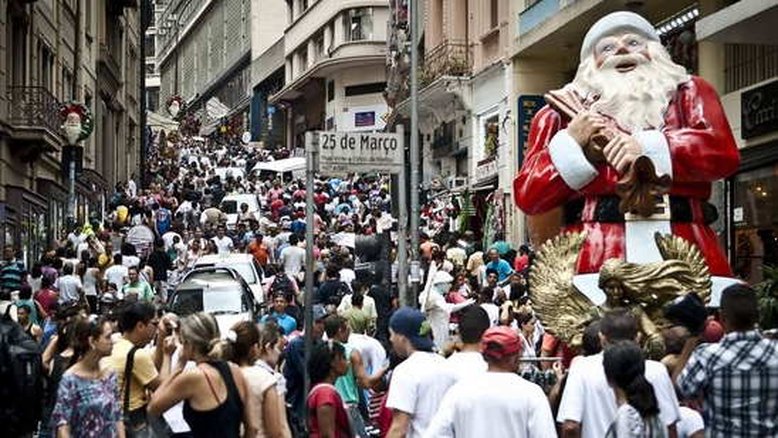 Às vésperas do Natal, ruas de comércio popular de SP voltam a ter aglomerações