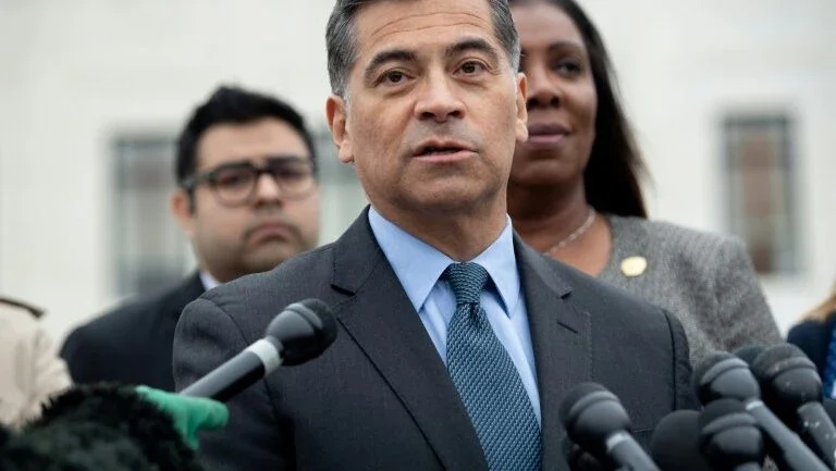 Biden escolhe o latino Xavier Becerra como secretário de Saúde