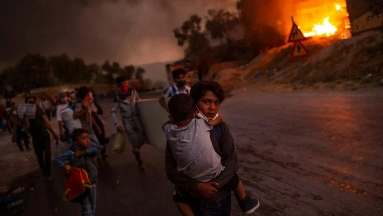 Em Moria, refugiados se dividem entre esperança e sofrimento