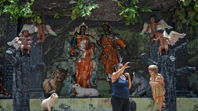 Presépio brasileiro mostra menino Jesus negro em uma Amazônia devastada