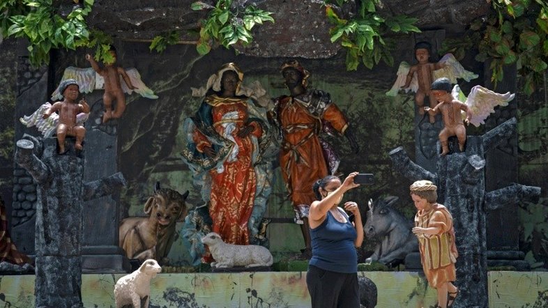 Presépio brasileiro mostra menino Jesus negro em uma Amazônia devastada