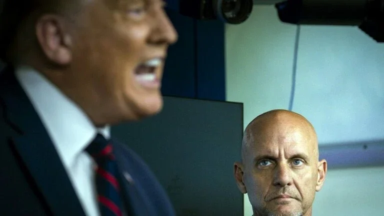 Trump exige aprovação da vacina da Pfizer e ameaça chefe da FDA