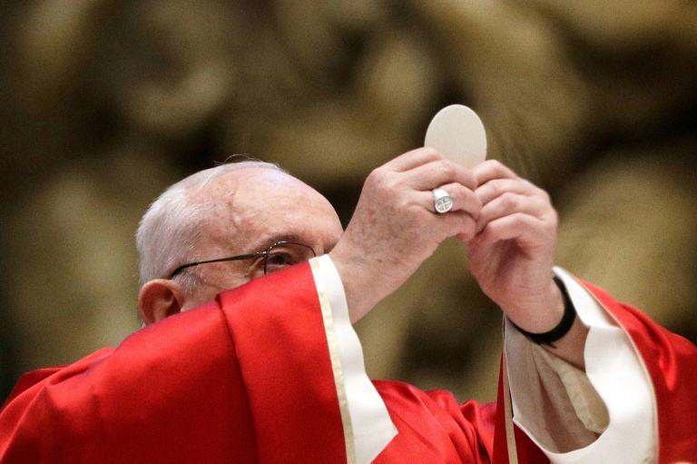 Papa faz missa de Natal mais cedo e pede: 'Não desanimem'