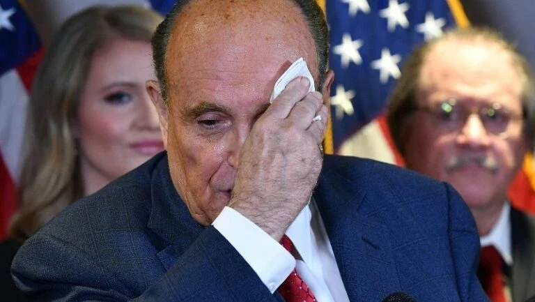 Trump anuncia que Giuliani testou positivo para Covid-19