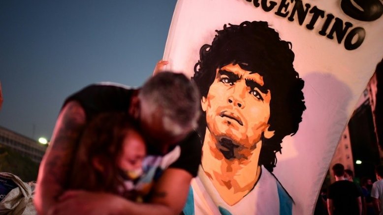 Maradona tomou remédios dissolvidos em cerveja, diz testemunha