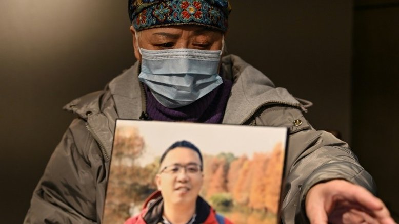 'Eu também morri': famílias de Wuhan lutam para seguir em frente após covid-19