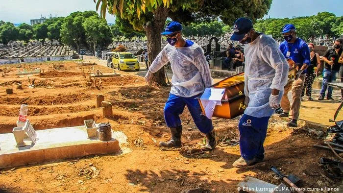Brasil encerra ano sem saber se o pior da pandemia já passou
