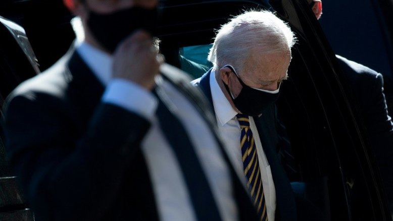 Biden critica 'atraso' do plano de vacinação de Trump nos EUA