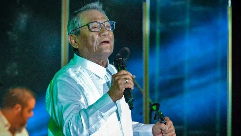 Compositor mexicano Armando Manzanero morre por covid-19