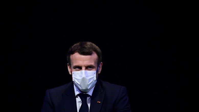 Macron se encontra 'estável' e continua trabalhando em isolamento