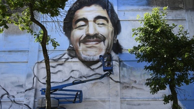 São Diego Maradona, padroeiro dos artistas, ganha mural em La Boca, na Argentina