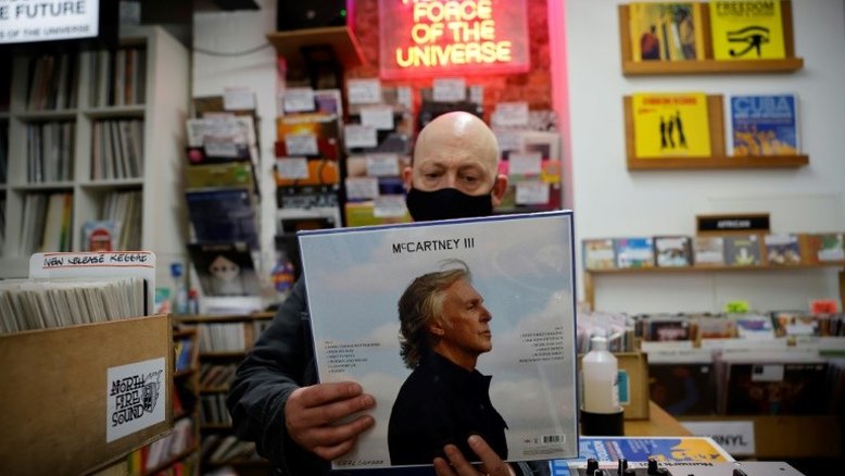 Paul McCartney lança álbum e promove vacina contra covid-19