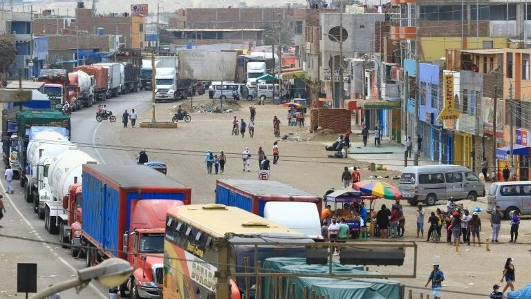 Bloqueios de estradas se propagam no Peru e Igreja oferece mediação