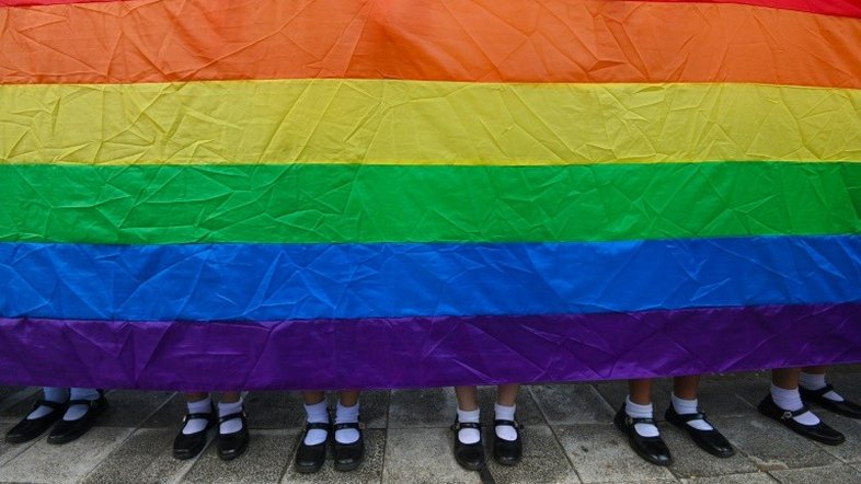 Justiça britânica estabelece condições para transição de gênero de menores