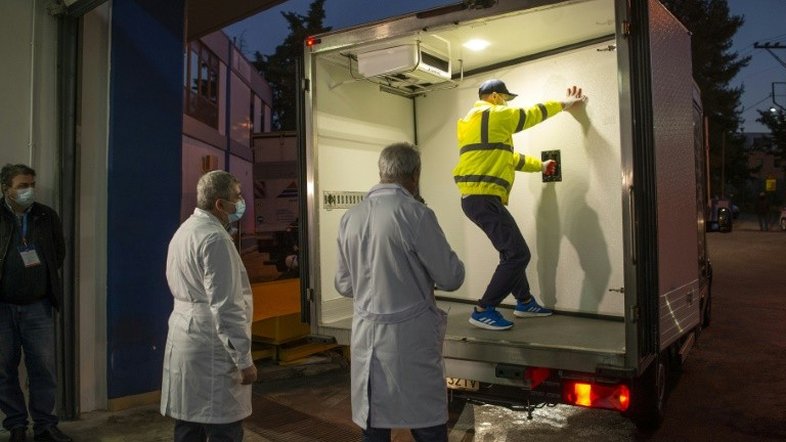 Vacinas chegam a uma UE parcialmente confinada e com receio da nova cepa do vírus