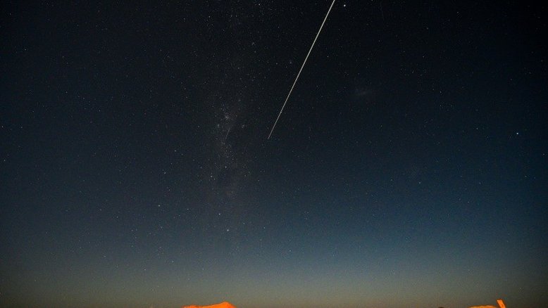 Nave japonesa retorna à Terra transportando amostras de asteroide