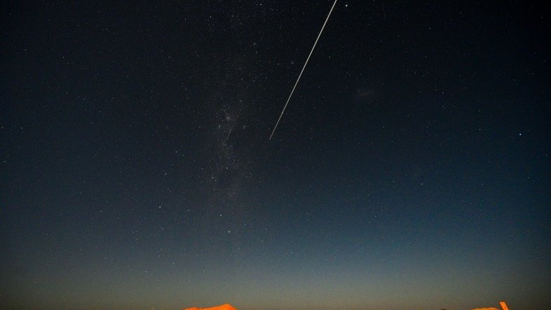 Nave japonesa retorna à Terra transportando amostras de asteroide
