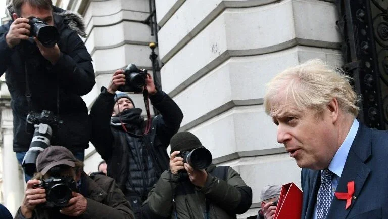 Boris Johnson enfrenta rebelião parlamentar sobre medidas contra o coronavírus