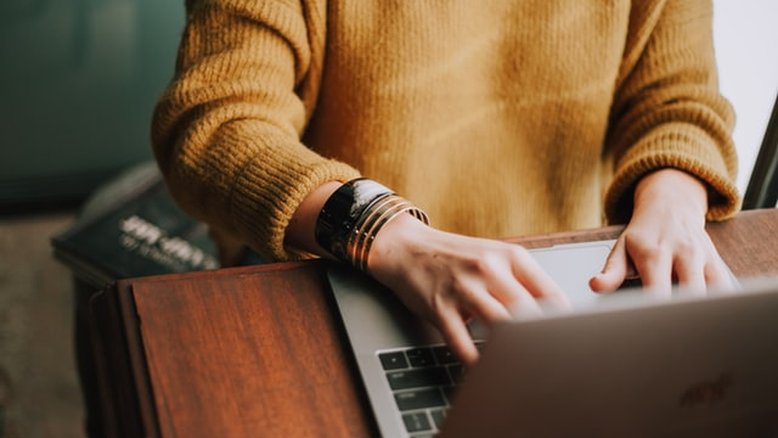 Home office aumenta problemas físicos e mentais; mulheres e pais com crianças pequenas são os mais afetados
