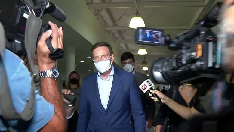 Após imbróglio, Crivella deixa presídio e vai para prisão domiciliar