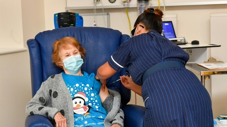 Britânica de 90 anos é a 1ª pessoa a ser vacinada contra covid no Reino Unido