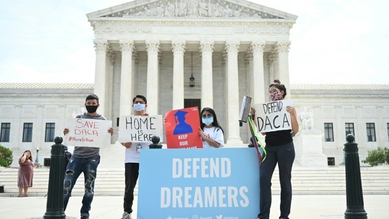 Novo revés judicial de Trump contra programa de proteção a menores migrantes