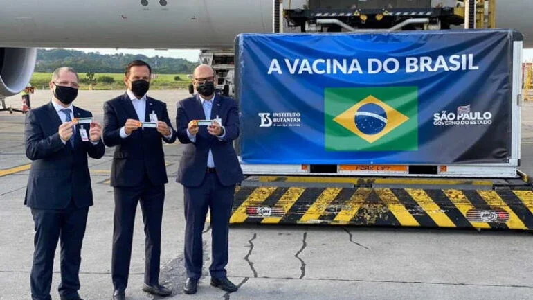 Insumos para produção da Coronavac chegam a SP